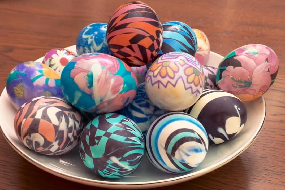 FARBANJE JAJA SVILENOM MARAMOM JE POTPUNI HIT OVOG USKRSA: Šare su TOLIKO LEPE kao da ih je sam PIKASO RADIO
