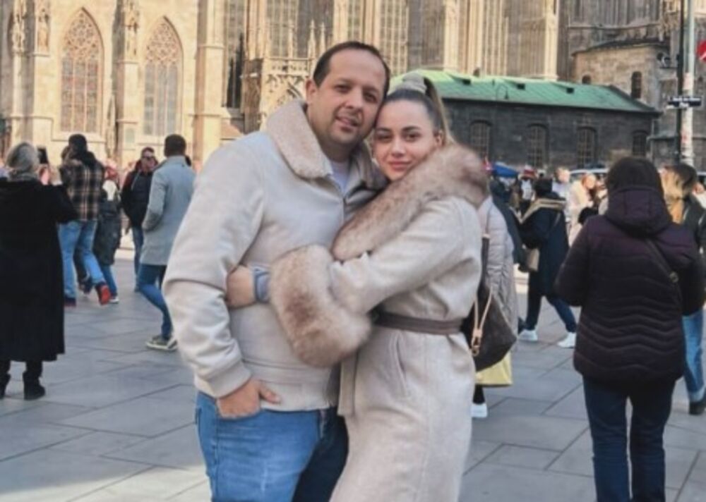 Emir je od izabranice stariji 15 godina