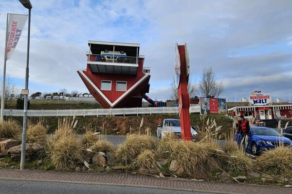 ČOVEK U NEMAČKOJ ZASTAO NASRED PUTA KADA JE VIDEO OVAKVU KUĆU: Ljudi gledaju i NE VERUJU ŠTA VIDE (FOTO)