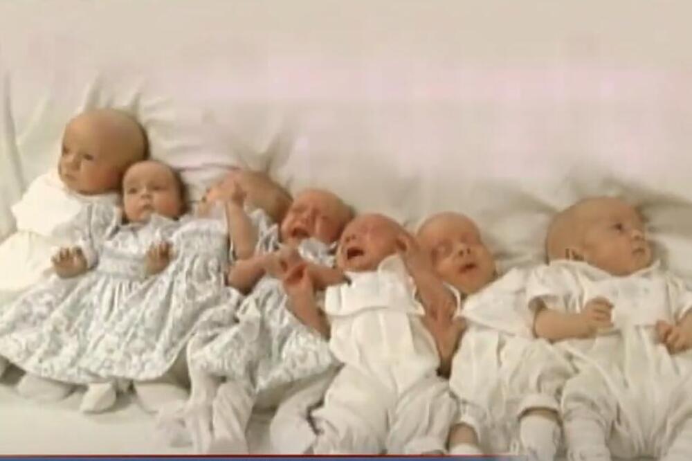 ONE SU BILE PRVE PREŽIVELE SEDMORKE NA SVETU: Majka ih sve rodila za 6 MINUTA, a danas PUNE 26 GODINA (FOTO)