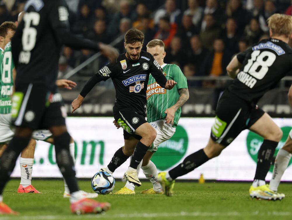 Otar Kiteišvili (crni dres, u sredini) na utakmici Šturma i Rapida