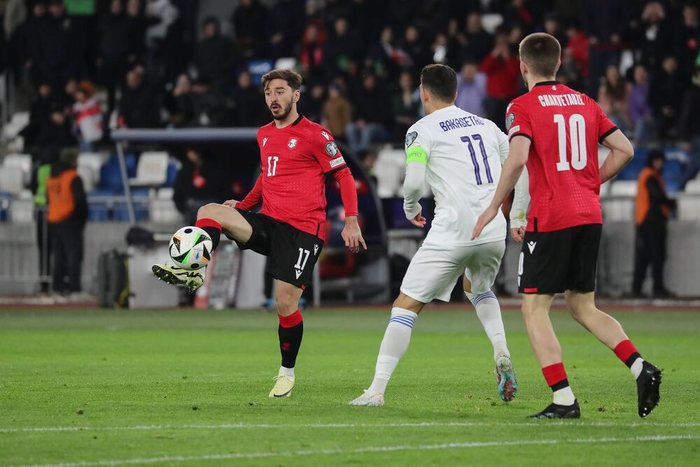 Otar Kiteišvili (levo) na utakmici Gruzije i Grčke u finalu baraža za EURO