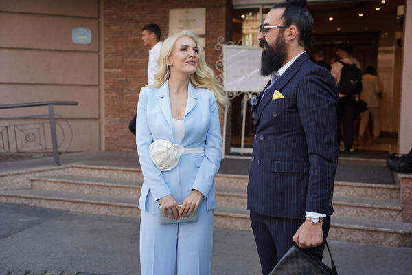 DUGA GUSTA I CRNA BRADA I JOŠ DUŽA KOSA: Ljudi u NEVERICI GLEDALI u poznatog SRBINA, pored njega je ŽIVA LUTKA