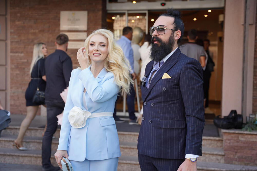 KO BI REKAO DA JE RAZLIKA U GODINAMA MEĐU NJIMA OVOLIKA? Evo koliko je Saša Kapor STARIJI od supruge Nikoline