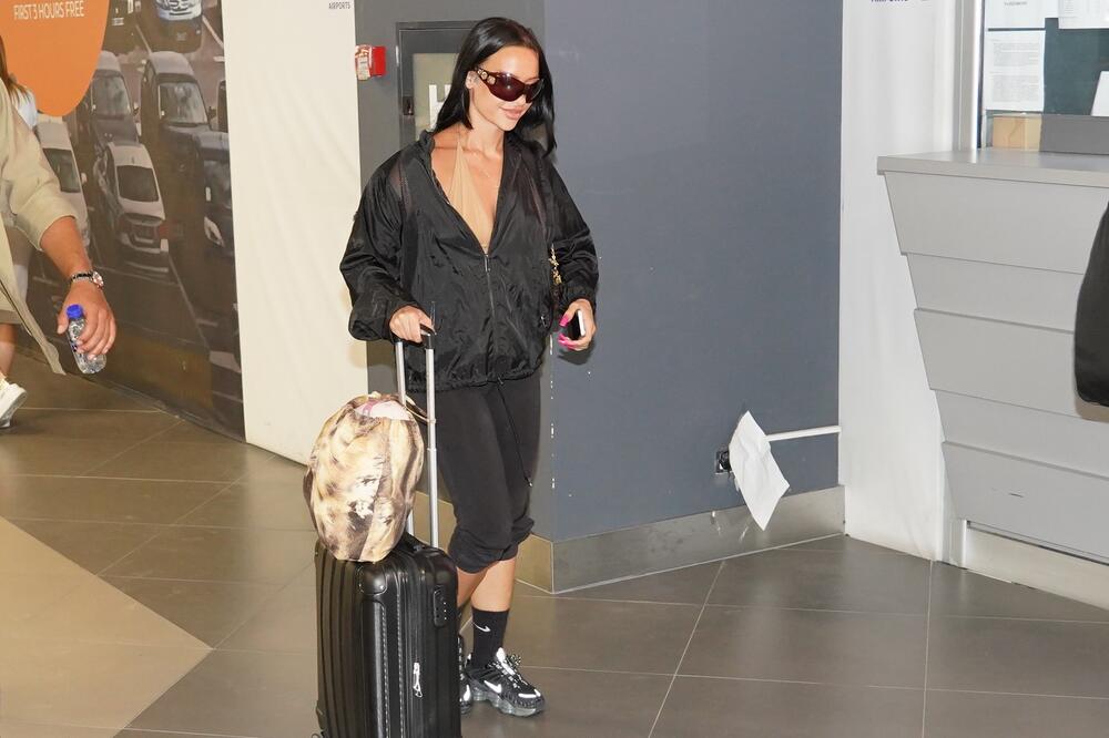 DA STE JE SRELI NA AERODROMU SAMO BISTE PROŠLI PORED NJE: Na mrežama NAPUCANA i GOLIŠAVA, a uživo kao DEVOJČICA