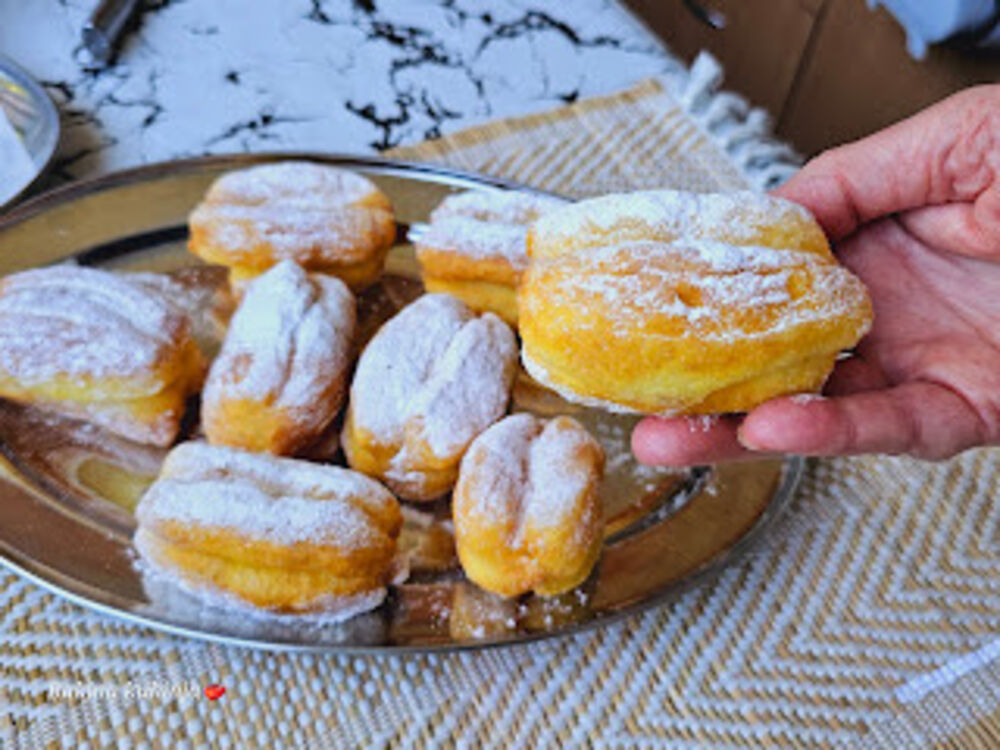 Krofne se prave mešanjem rafinisanog brašna, šećera i masnoće u testo koje se zatim prži i često preliva šećernim glazurama ili filovima