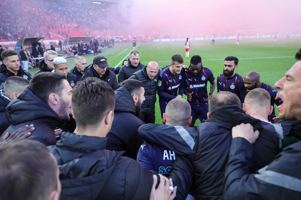 DULJAJ SE OPROSTIO SA FUDBALERIMA I SARADNICIMA: Bivši trener Partizana jutros došao u Teleoptik (FOTO)