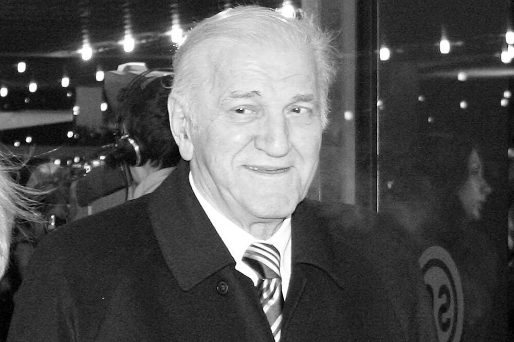 POSMRTNI OSTACI BATE ŽIVOJINOVIĆA PREMEŠTENI IZ ALEJE ZASLUŽNIH GRAĐANA U SELO KORAĆICA: Želeo da počiva PORED NJE