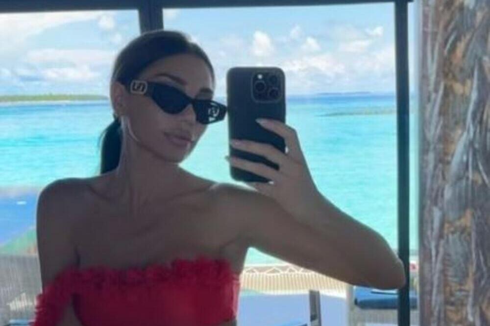 ON JE USPEŠAN SRBIN, ALI MU NA ŽENI SVI ZAVIDE: Svukla se PRELEPA Ana i pokazala koliko je DOBRA, SILIKONI PUCAJU