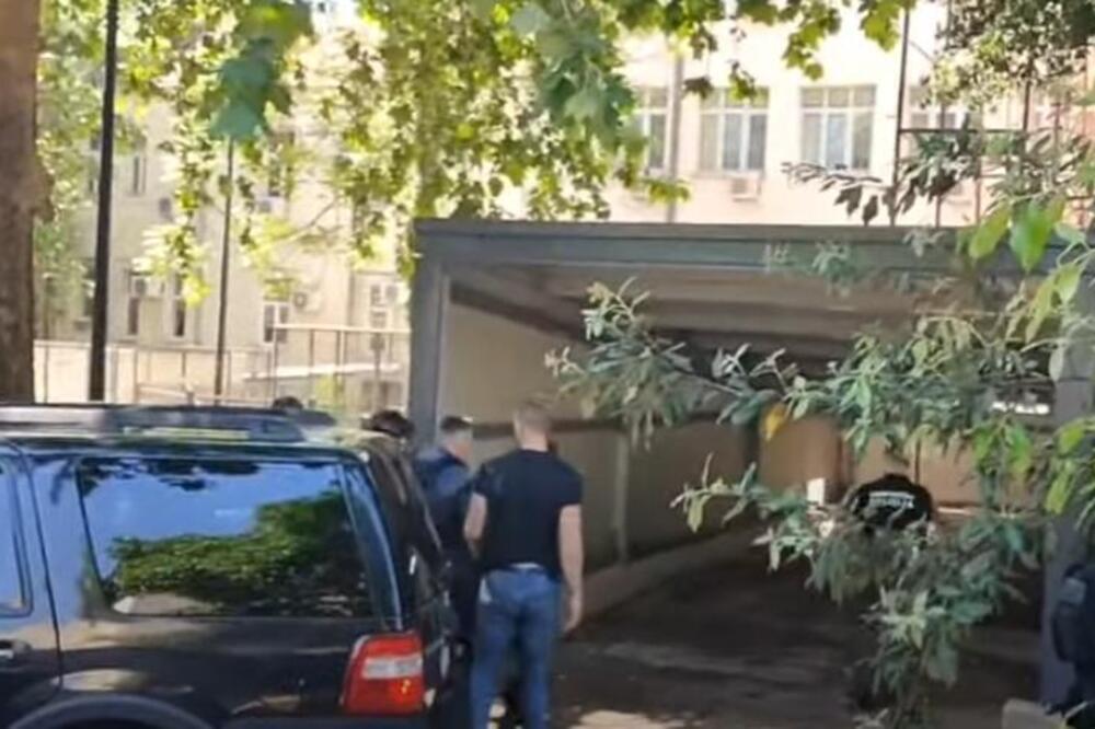 POGLEDAJTE KAKO JE DUŠKO KNEŽEVIĆ SPROVEDEN U SUD: Biznismen u panciru, oko njega NAORUŽANI POLICAJCI (VIDEO)