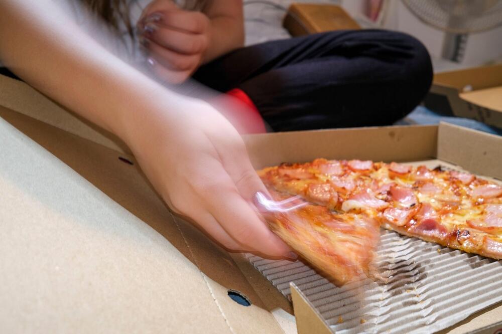 PITANJE KOJE JE ZAPALILO MREŽE! Naručio hranu pa se zapitao: "Uporno ga stavljaju, znate li čemu OVO SLUŽI?" (FOTO)