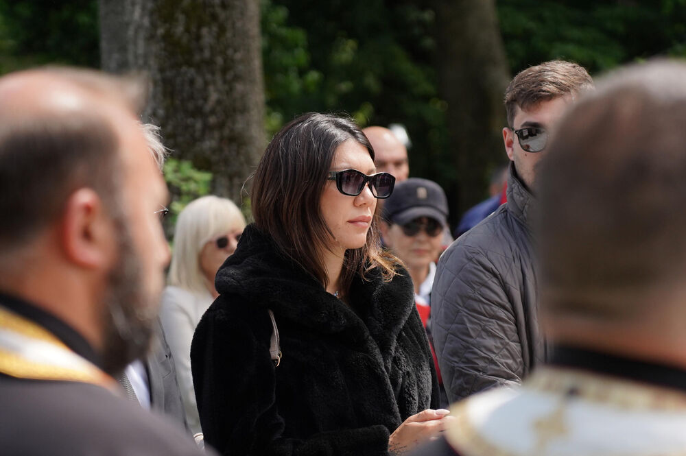 Unuka Bate Živojinovića, Dina Živojinović