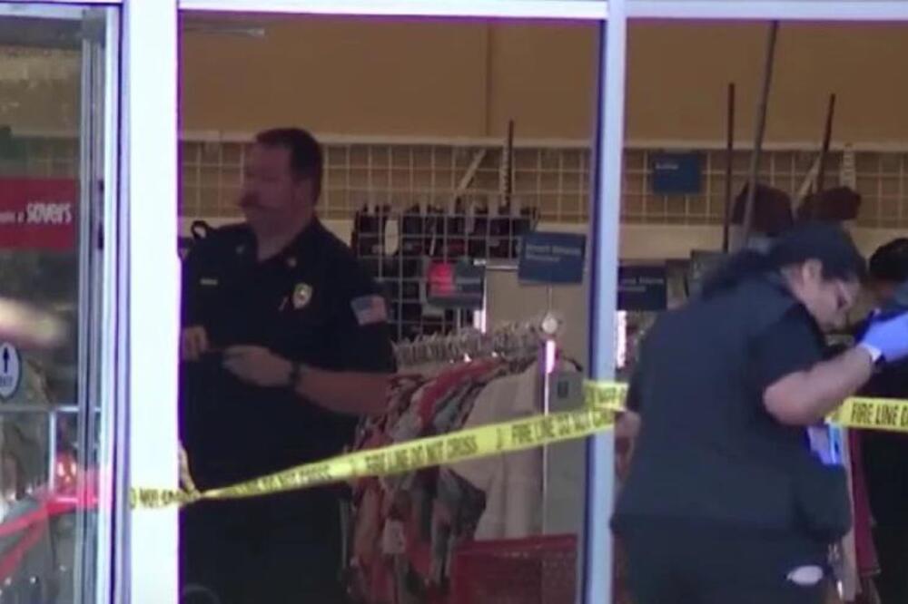 ŽENA UMESTO KOČNICE PRITISLA GAS I VOZILOM ULETELA U RADNJU! Pokosila 15 ljudi, IMA I STRADALIH (VIDEO)