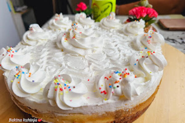 USKRŠNJA TORTA U 5 KORAKA KOJA SE NE PEČE: Nema ko nije POLUDEO za njom, GOTOVA je u TREN OKA