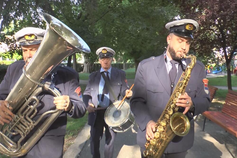 TRADICIJA PROBUDILA JUTROS ČAČANE: Ljudi izlazili na prozore u cik zore, a onda se prolomio APLAUZ... (FOTO)