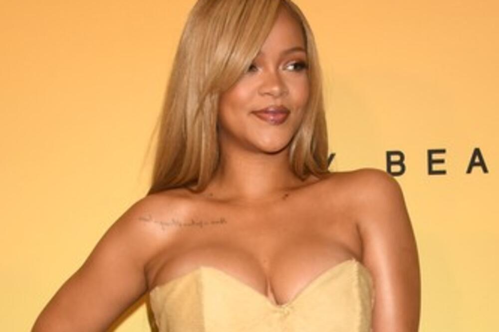 NEMIRNE GRUDI KORSET JEDVA DRŽAO: Vatrena crnka postala PLAVUŠA pa kosom i DEKOLTEOM pomutila um, LJUDI U ŠOKU