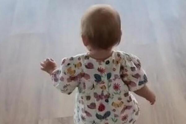 BEBA JE UGLEDALA NEPOZNATOG ČOVEKA U STANU I POTRČALA KA NJEMU: Reakcija čoveka je RASPLAKALA javnost - BEBA GENIJE