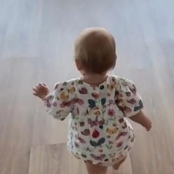 BEBA JE UGLEDALA NEPOZNATOG ČOVEKA U STANU I POTRČALA KA NJEMU: Reakcija čoveka je RASPLAKALA javnost - BEBA GENIJE