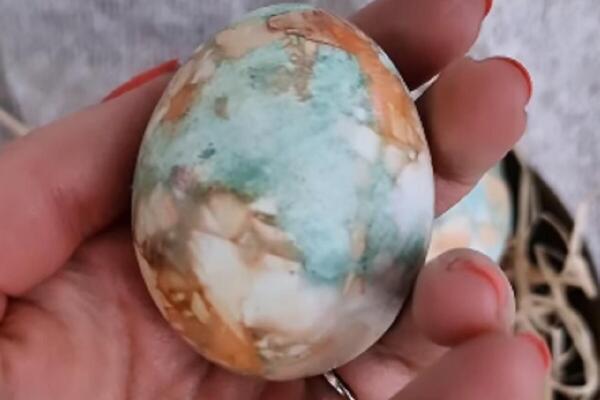 MERMERNA JAJA OD TRI VRSTE LUKA: Tradicionalni NAČIN FARBANJA JAJA koji nikoga neće ostaviti ravnodušnim (VIDEO)