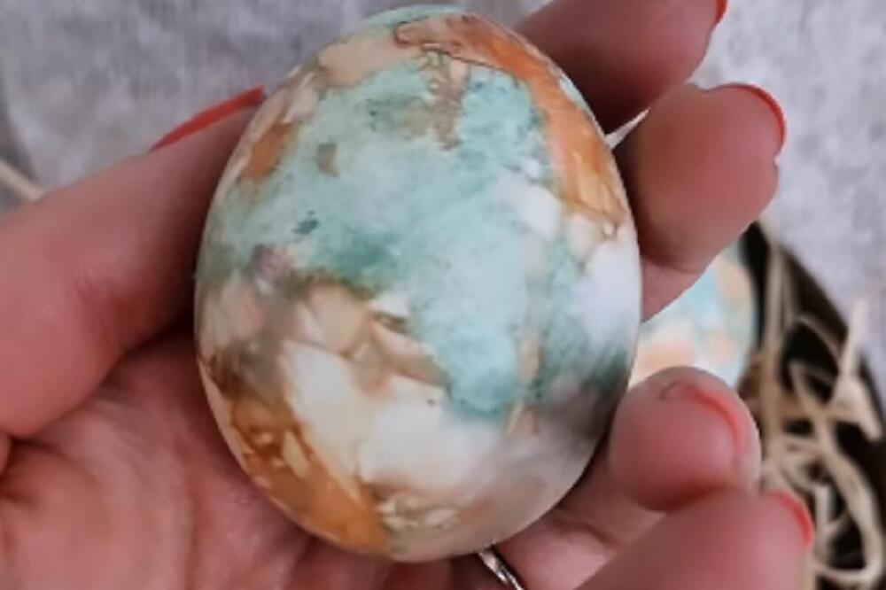 MERMERNA JAJA OD TRI VRSTE LUKA: Tradicionalni NAČIN FARBANJA JAJA koji nikoga neće ostaviti ravnodušnim (VIDEO)