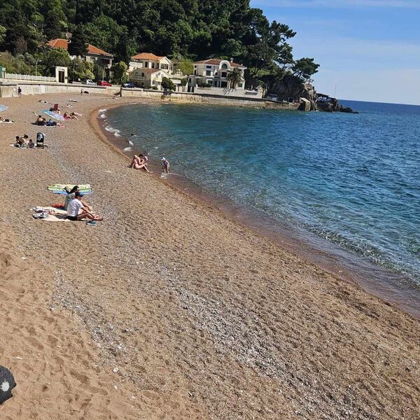 Oglasila se policija nakon smrti muškarca na Jadranu! Telo satima bilo na plaži, ljudi zgroženi prizorom - horor!