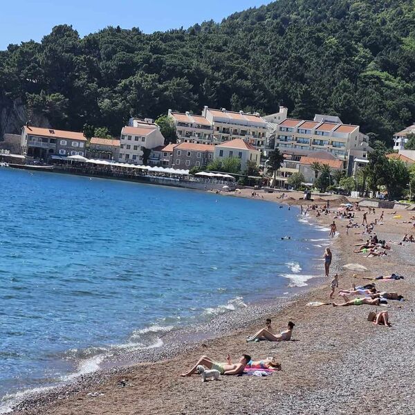 HEROJI IZ NOVOG PAZARA SPASILI ŽENU KOJA SE DAVILA U MORU: Sekunde je delile od smrti, a onda...