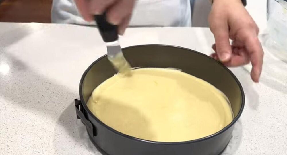  Kalup za torte obima 23 centimetra obložite papirom za pečenje.