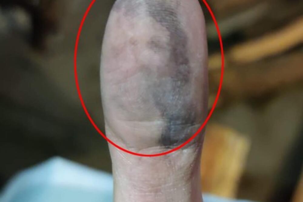 MARIJU SE LIK ISUSA HRISTA POJAVIO NA PALCU: Sve se desilo kad je DODIRNUO OVO, tvrdi da je ZNAK SA NEBA (FOTO)