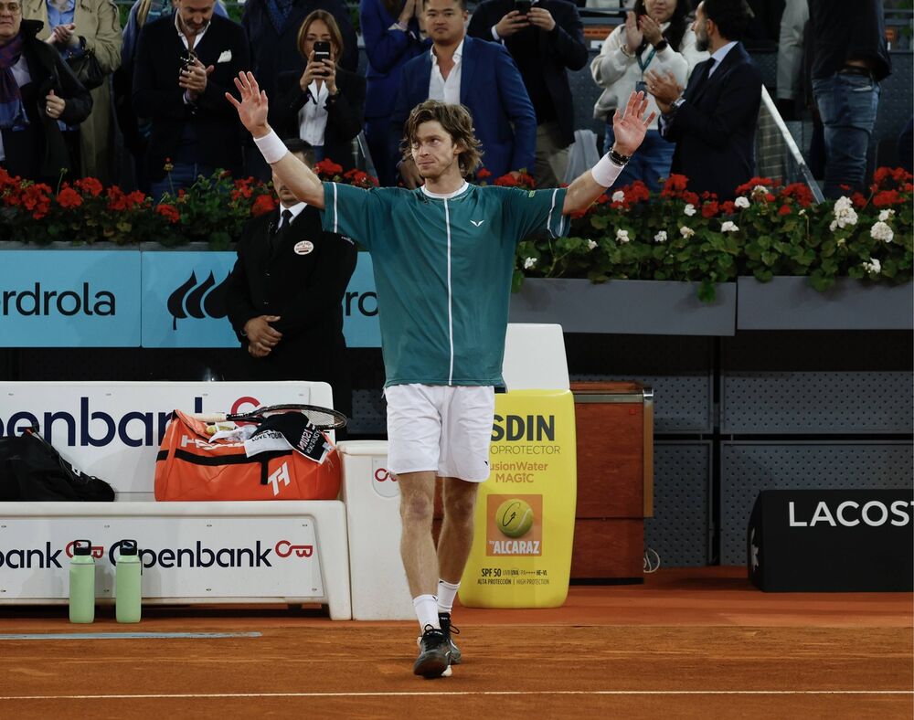 Andrej Rubljov slavi pobedu protiv Karlosa Alkarasa