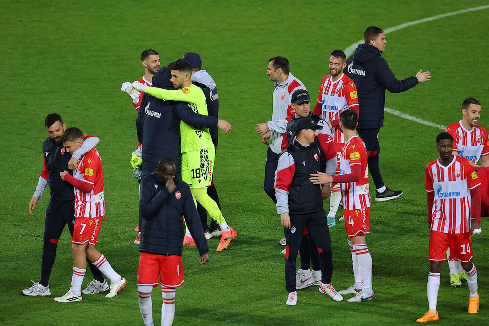 Fudbaleri Crvene zvezde posle osvajanja titule