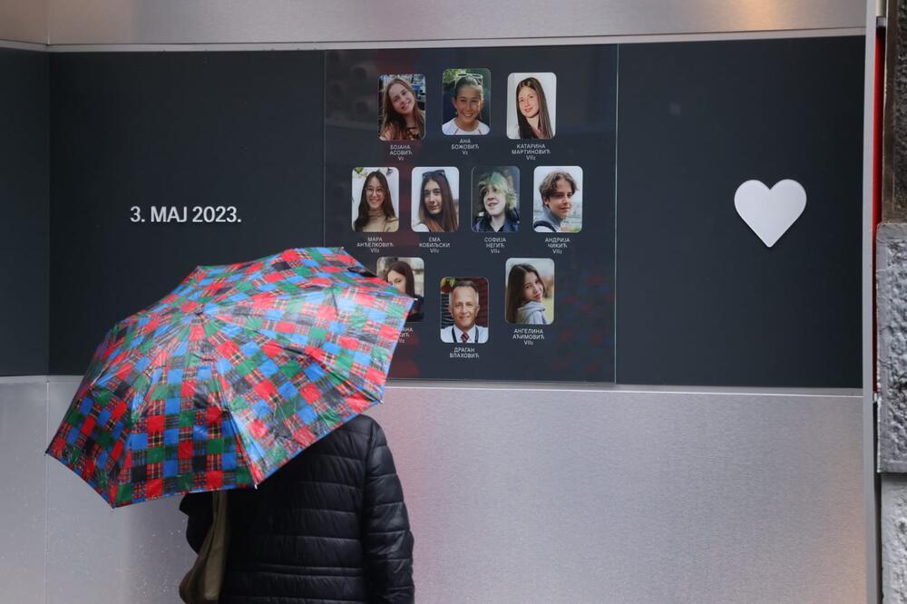 NAJTUŽNIJA SLIKA U SRBIJI: Roditelji ubijene dece stigli na mesto stradanja, građani odaju počast žrtvama (FOTO)