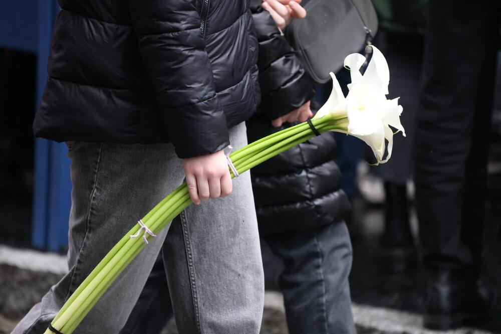 SVE TELEVIZIJE PREKINULE PROGRAM U ZNAK SEĆANJA NA ŽRTVE MASAKRA U "RIBNIKARU": Ispred škole se oglasile sirene