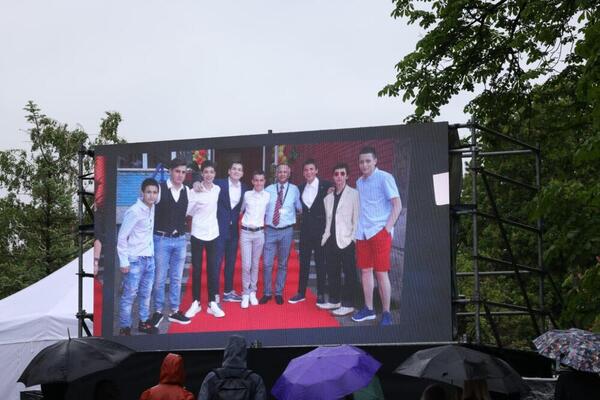 CEO TAŠMAJDAN U SUZAMA GLEDA FOTOGRAFIJE STRADALIH: Ovde su se igrala ubijena deca iz "Ribnikara" (FOTO)