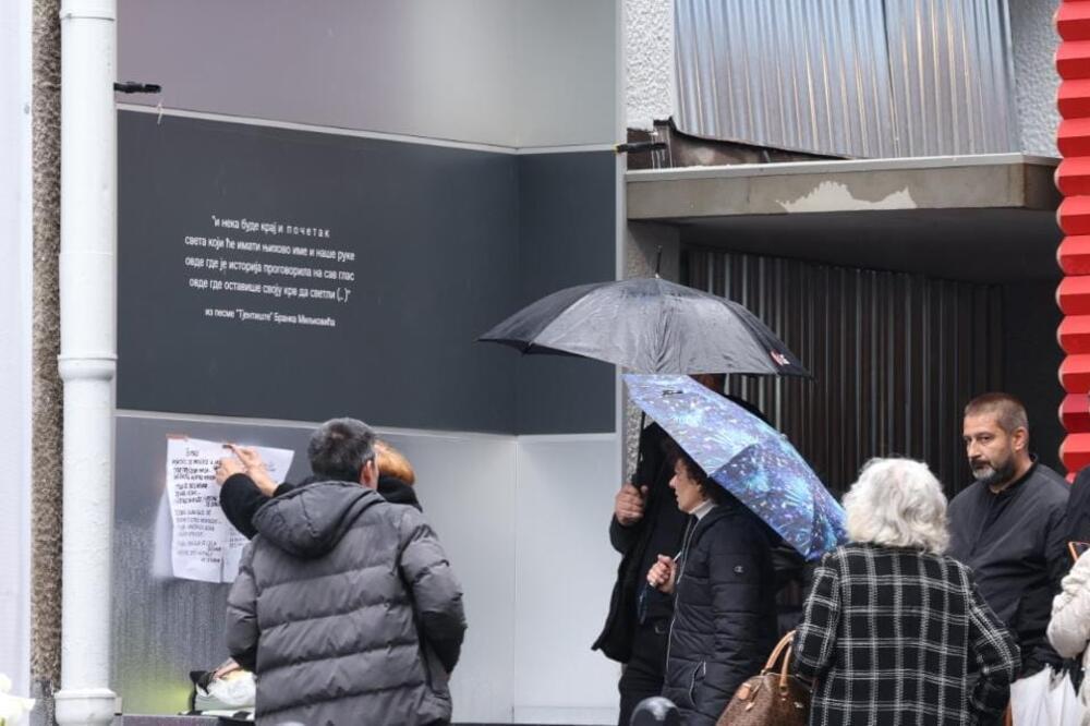 ISPRED ŠKOLE MUK: Građani, premijer i ministri ispred Ribnikara u tišini odali počast