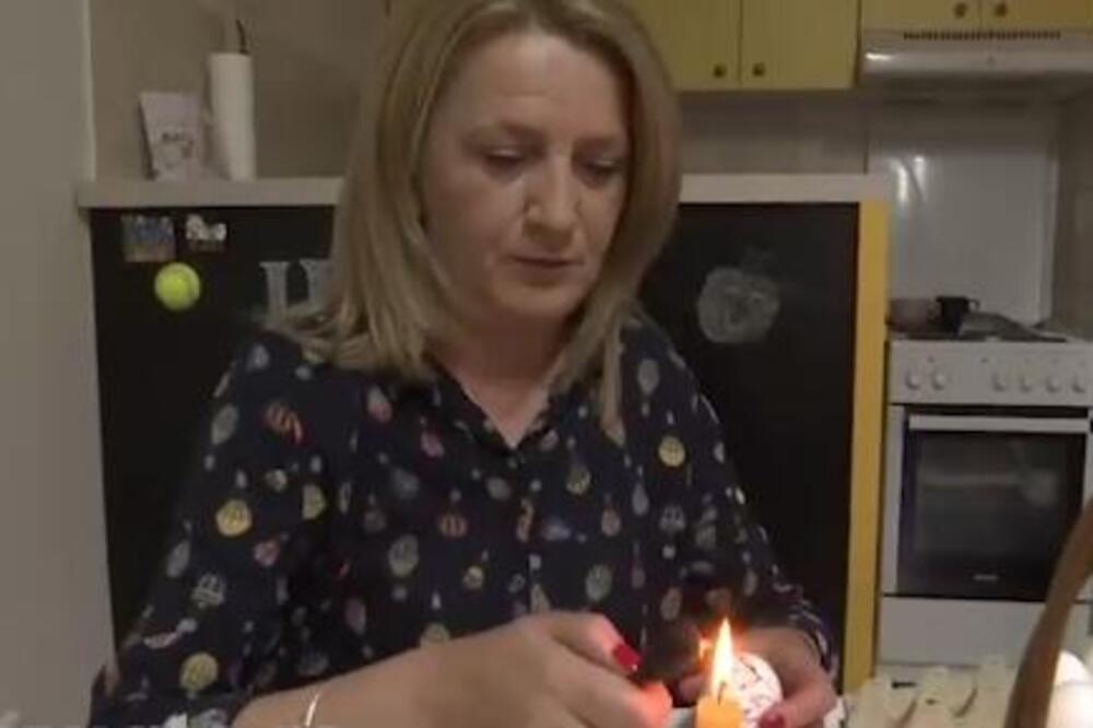 JASNA ŠARALICOM NASLEĐENOM OD BAKE UKRAŠAVA JAJA VOSKOM: I decu je učila ovoj staroj tehnici (FOTO)