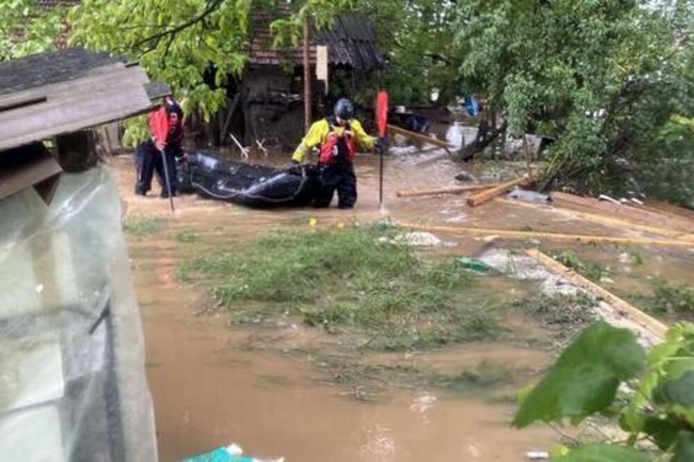 HEROJI U AKCIJI SPASAVANJA: Bujica u Svrljigu nosila sve, spasioci izvlačili ljude i životinje BAGERIMA! (FOTO)