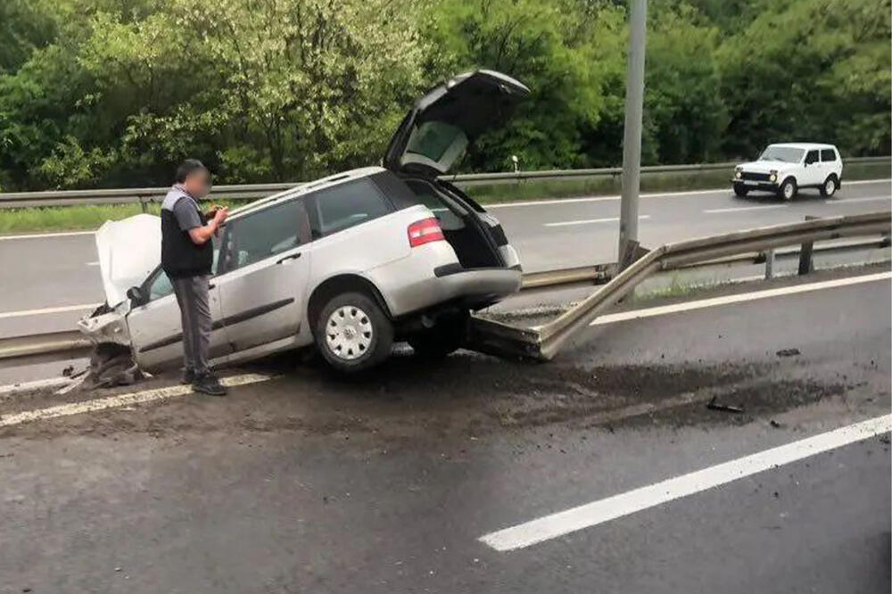 PRVI SNIMAK STRAVIČNE NESREĆE KOD BUBANJ POTOKA: Vozilo završilo na krovu, srča svuda po putu! (FOTO)