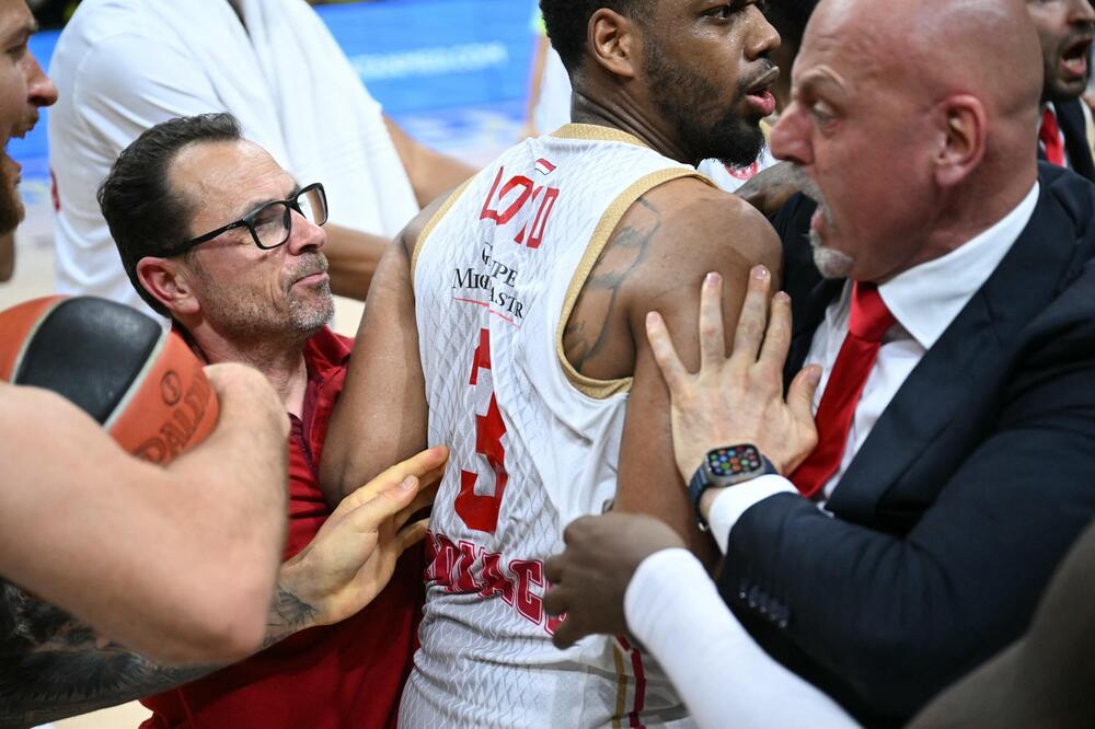 TOTALNI HAOS U ISTANBULU: Besni navijači Fenera napali košarkaše Monaka! (VIDEO)