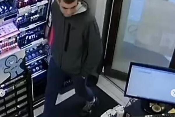 JEDAN ZAMAJAVA RADNICU, DRUGI ZAVLAČI RUKU: Sraman snimak pljačke u Novom Sadu na Veliki petak razljutio sve! VIDEO