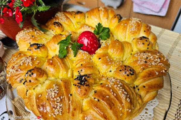 USKRŠNJA POGAČA U OBLIKU PLETENICE UKRAŠENA JAJIMA: Ovo je tajna za MEKOĆU, topiće se u ustima