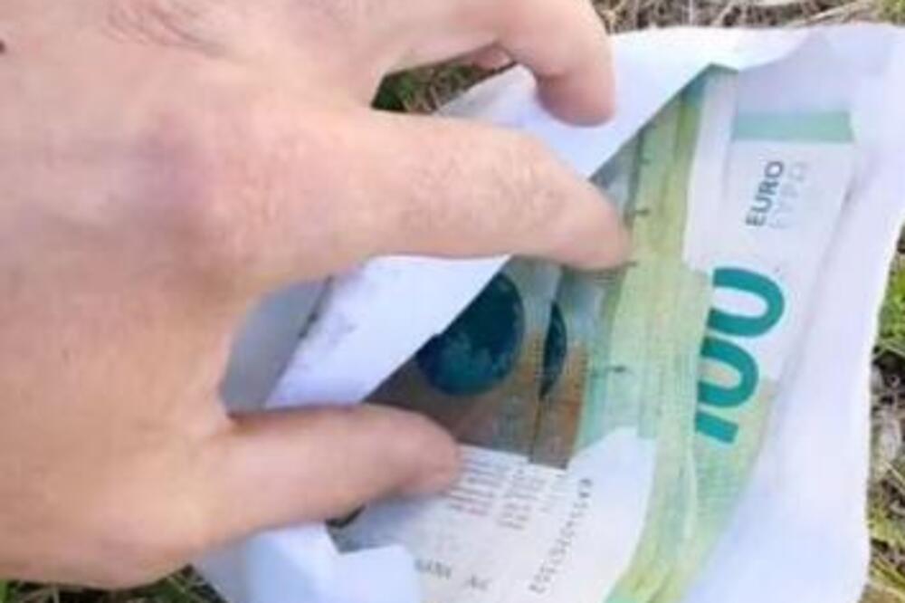 ISPRED POŠTE PRONAŠAO KOVERTU PUNU PARA: Kad vidite šta piše na njoj PLAKAĆETE OD SMEHA, region na NOGAMA (VIDEO)