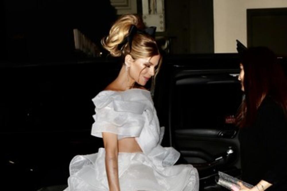 DA LI JE REALNO DA ŽENA OVAKO IZGLEDA U 50. GODINI? Izgleda bar 20 godina MLAĐE, a NOGE joj jače od Breninih