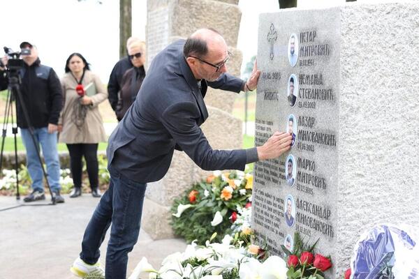 "TAMO GDE STE VI ZLO NE POSTOJI": Prizori sa obeležavanja godišnjice u Malom Orašju rasplakali Srbiju (FOTO/VIDEO)