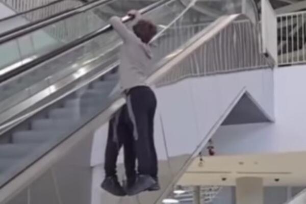 DETE U BEOGRADU VISILO SA POKRETNIH STEPENICA, MOGLO JE DA POGINE, ZASTRAŠUJUĆ SNIMAK: Scena koja ledi krv u žilama