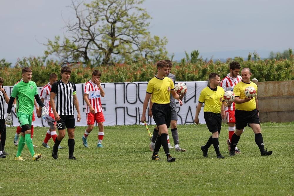 Fudbaleri odaju počast žrtvama