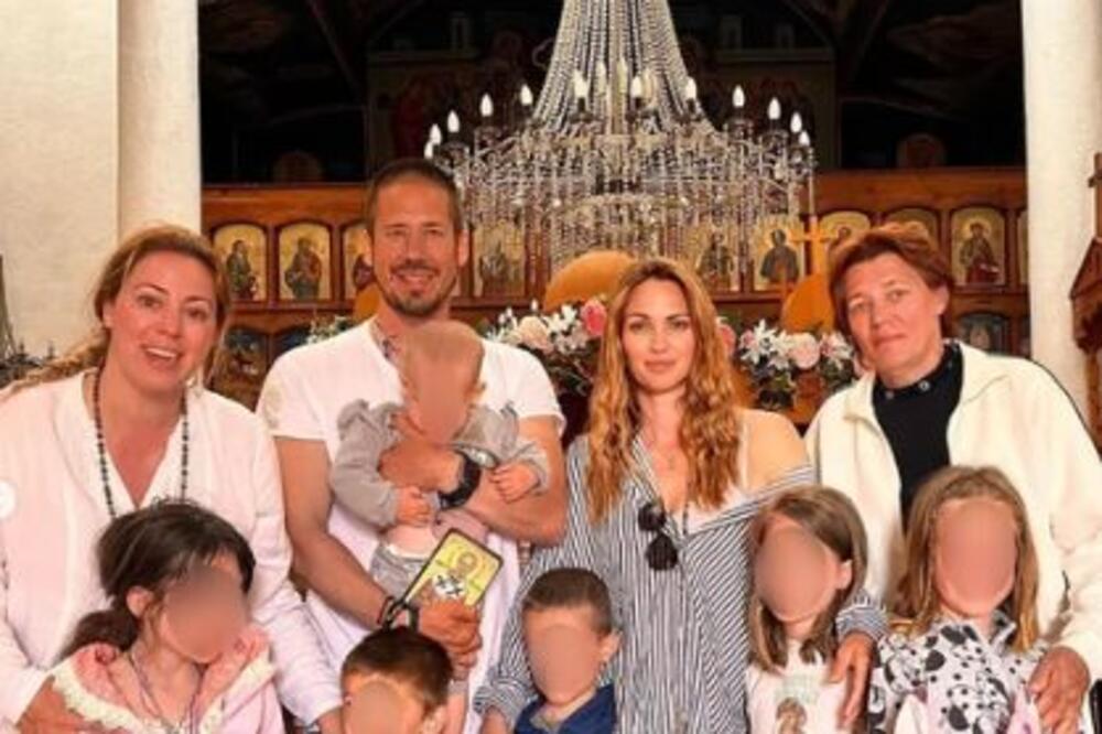 SRELI SE NAKON 14 DANA HODOČAŠĆA! Nikola Rokvić sa PORODICOM raznežio ljude, svi uglas viknuli: "Hristos voskrese"