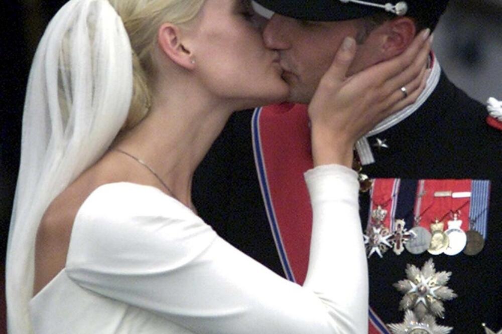 IMALA JE DETE SA KRIMINALCEM, A ONDA JE NAIŠAO NJEN PRINC NA BELOM KONJU: Nebična životna priča buduće kraljice