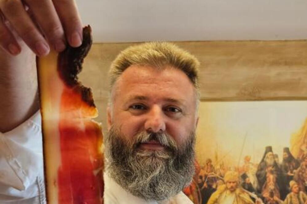 "KOLIKO STE SMRŠALI TOKOM POSTA?": Otac Predrag sa PRŠUTOM u ruci postavio pitanje, pa objasnio ŠTA JE ZAPRAVO POST