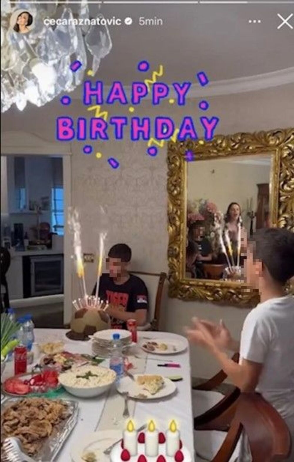 Njemu su doneli tortu i otpevali mu rođendansku pesmicu.