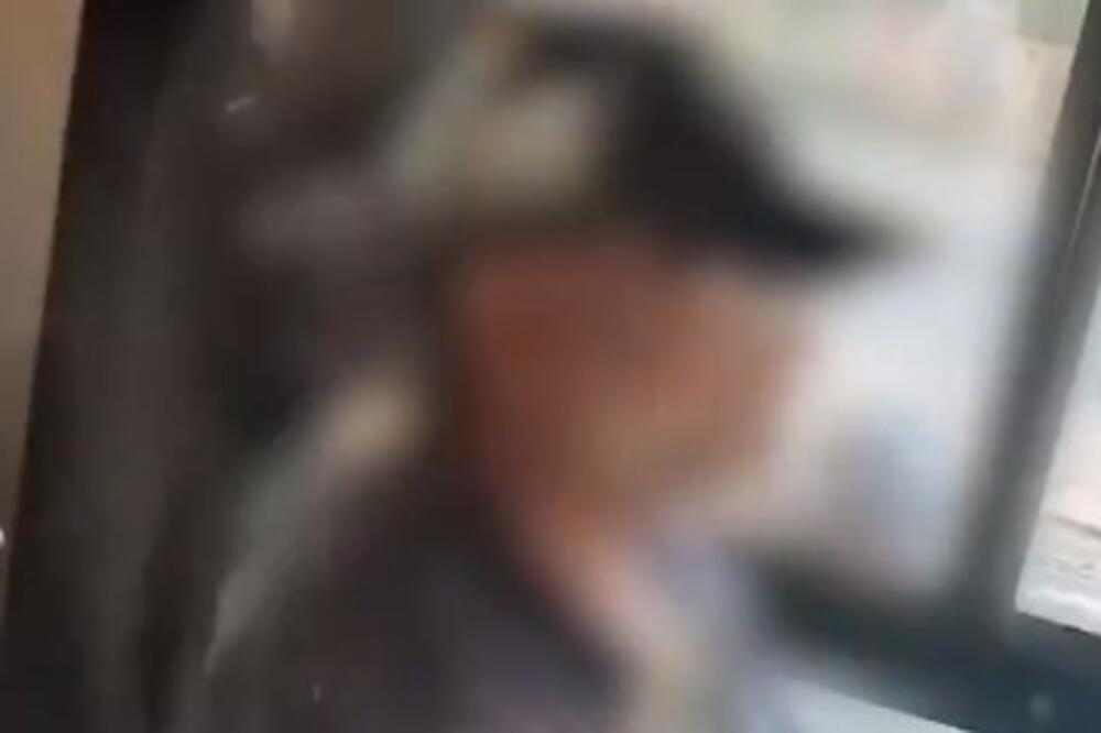 OVAJ VOZAČ AUTOBUSA PELJEŠI PUTNIKE I GAĐA JEDNU GRUPU LJUDI: Umesto 50, kartu naplatio 2000 DINARA! (VIDEO)